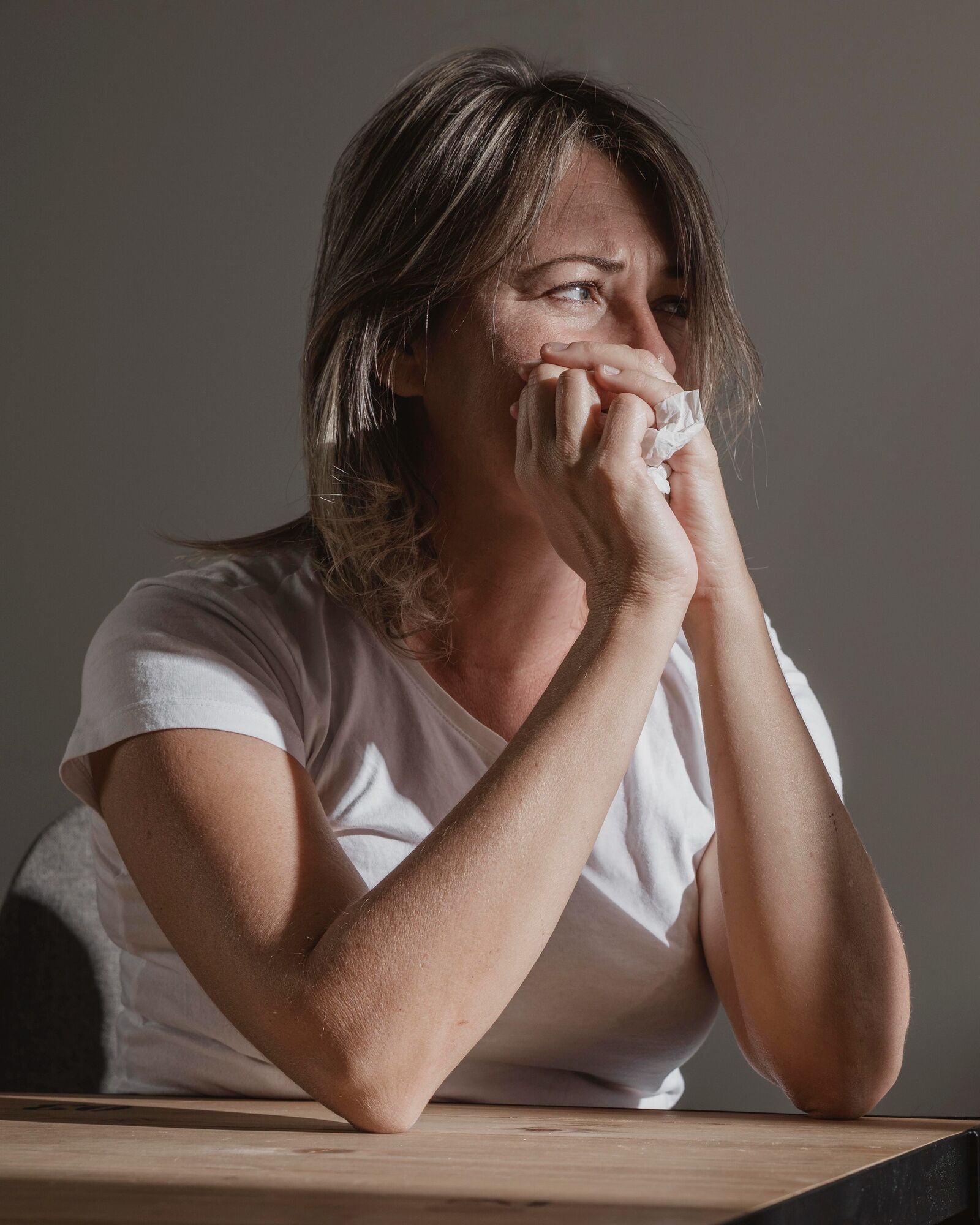 adult-woman-stressing-out-home La hernie discale est une lésion organique qui résulte du déplacement du disque cartilagineux intervertébral (disques qui séparent les 24 vertèbres mobiles de la colonne vertébrale) suite, le plus souvent, à un lent et sournois processus de dégénérescence discale. La hernie se produira le plus souvent lors d’un effort physique ou d’un mouvement brusque. La hernie discale est plus rarement vue chez une personne ayant une colonne vertébrale parfaitement saine. Les hernies les plus fréquentes sont causées par le déplacement latéral et postérieur du disque intervertébral. Le plus souvent, ce sont les disques sacro-lombaires qui sont atteints et 80% des hernies lombaires touchent les disques qui séparent les vertèbres L4 et L5 ou L5 et S1.