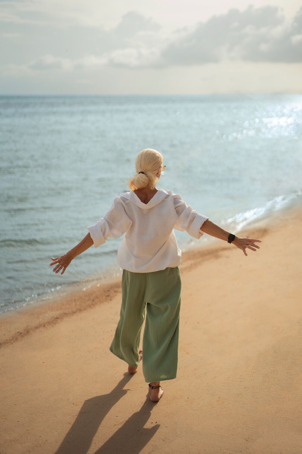 old-people-having-fun-beach